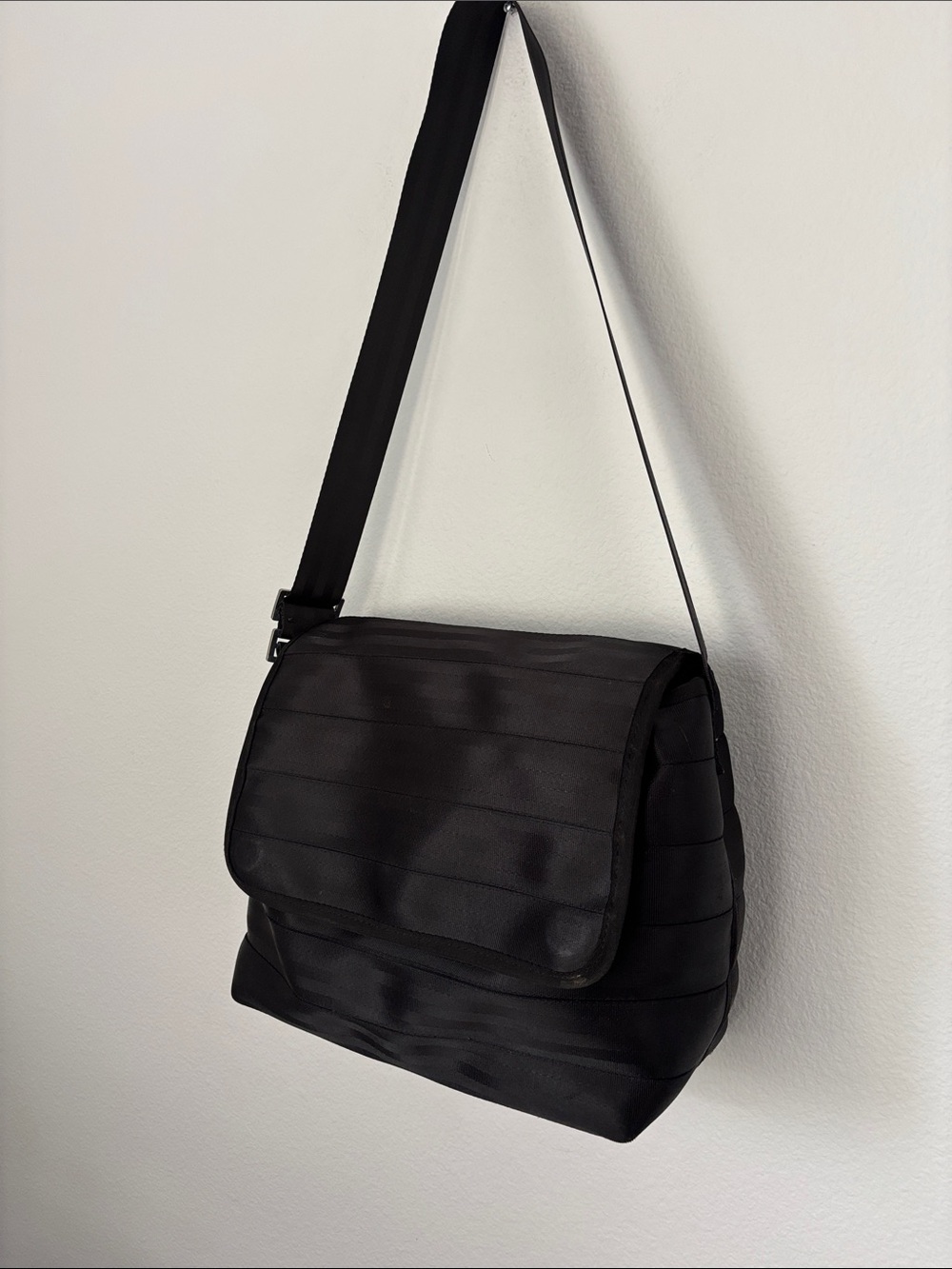 Harveys Black Women's Travel Messenger Bag Flap Over Pockets - Picture 4 of 16